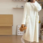 روب منزلي طويل من المخمل المرجاني بملمس دافئ — صورة 2