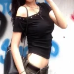 تيشيرت أسود بكتف مائل — صورة 5