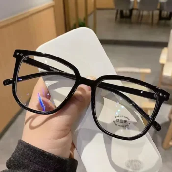 نظارة بإطار كوري وعدسات شفافة
