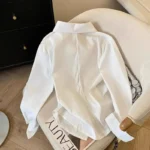 قميص بولو أبيض بقصّة غير متماثلة — صورة 2