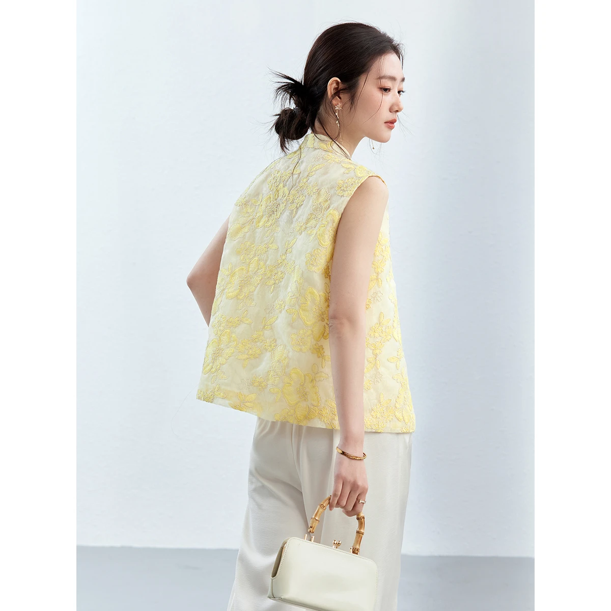 Sleeveless Summer Vest with Floral Embroidery and Front Buttons