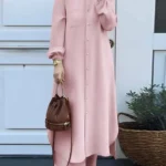 طقم نسائي محتشم بياقة كلاسيكية — صورة 2