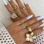 طقم ثماني أساور معدنية بتويجات زهر — صورة 2