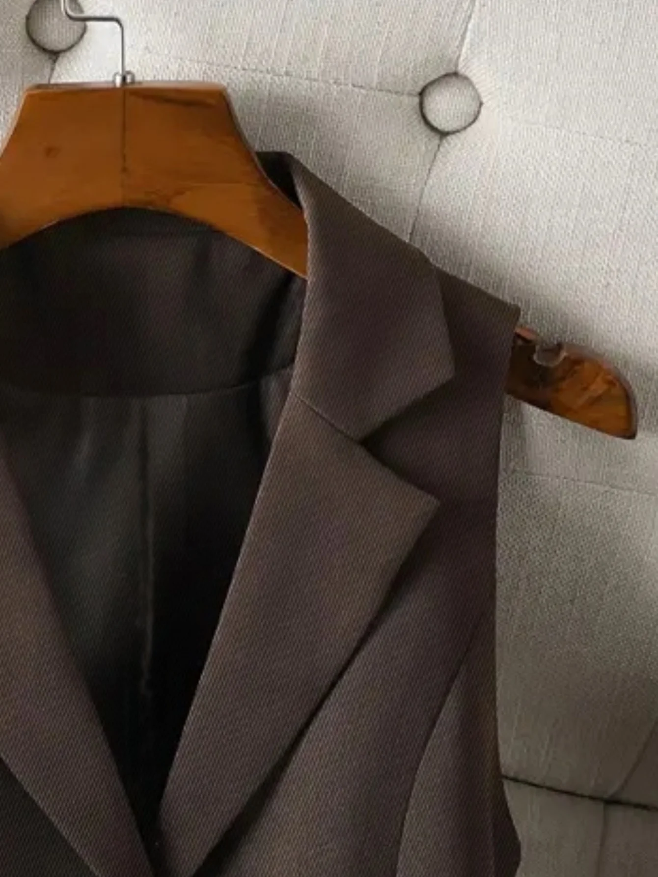 Sleeveless Vest with Classic Collar and Three Buttons