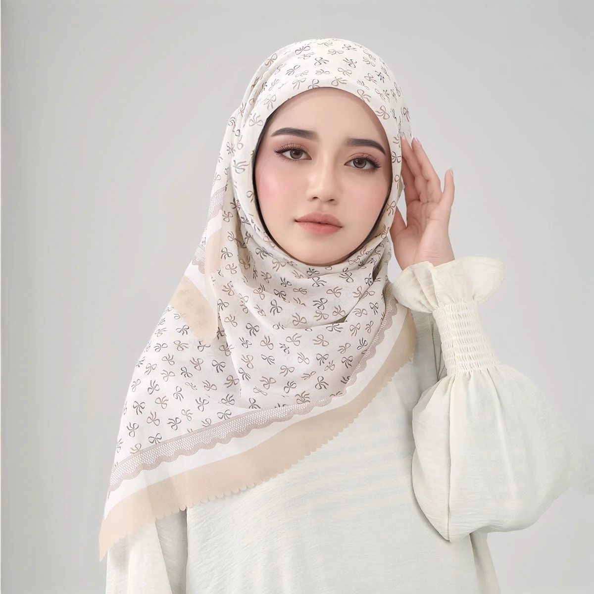 لفحة مربّعة بنقشة زهور متموّجة — صورة تفصيلية 16