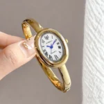 ساعة نسائية بيضاوية بأرقام رومانية