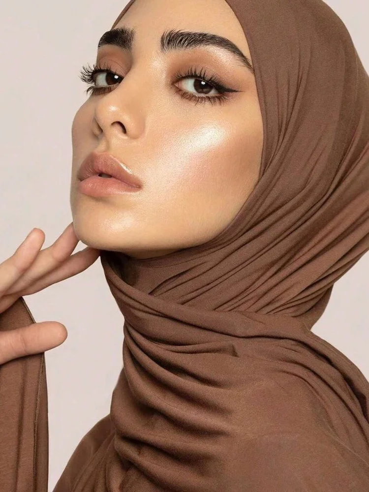 طرحة طويلة بـ28 لوناً