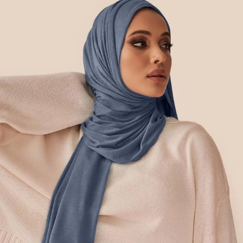 طرحة طويلة بـ28 لوناً