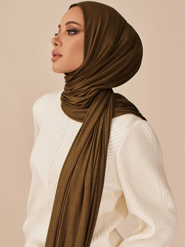 طرحة طويلة بـ28 لوناً