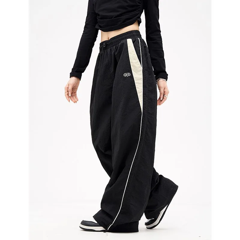 بنطال واسع الساق مخطّط بطراز كلاسيكي