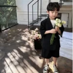 طقم قطعتين كوري فضفاض صيفي بأكمام قصيرة للأولاد — صورة 3