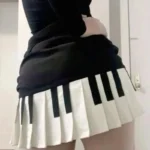 تنورة قصيرة بالأبيض والأسود — صورة 6