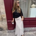 طقم قطعتين بنقشة منقّطة وياقة عالية وتنّورة طويلة — صورة 4