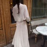 طقم قطعتين بنقشة منقّطة وياقة عالية وتنّورة طويلة — صورة 3