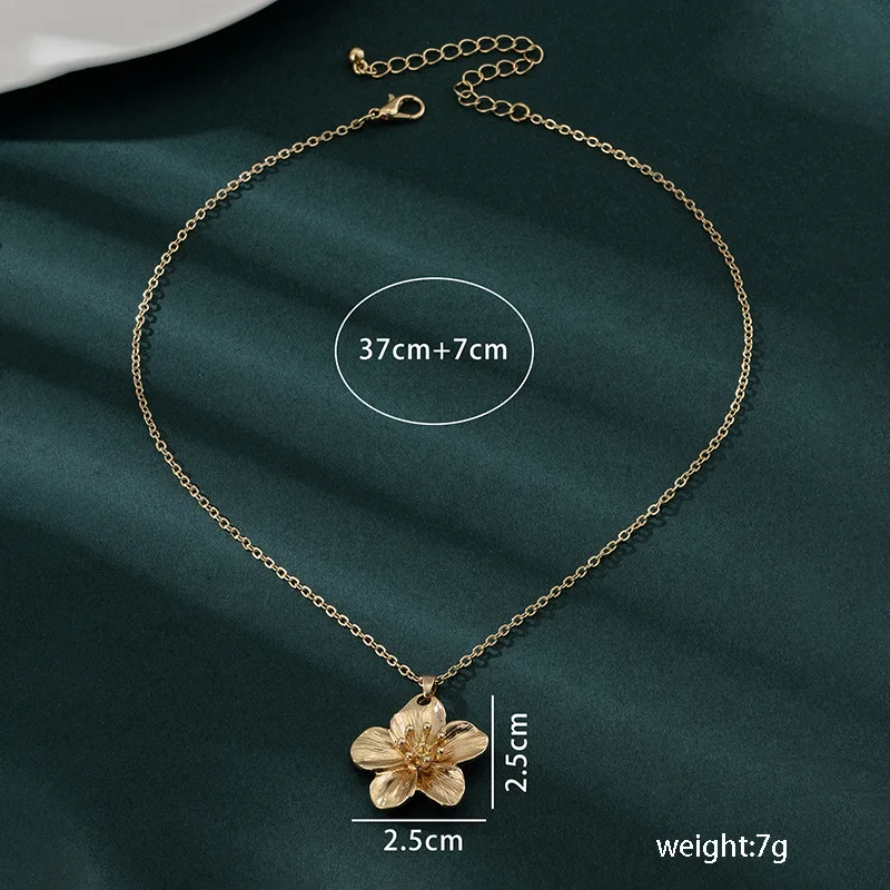 Metal Necklace with 3D Flowers