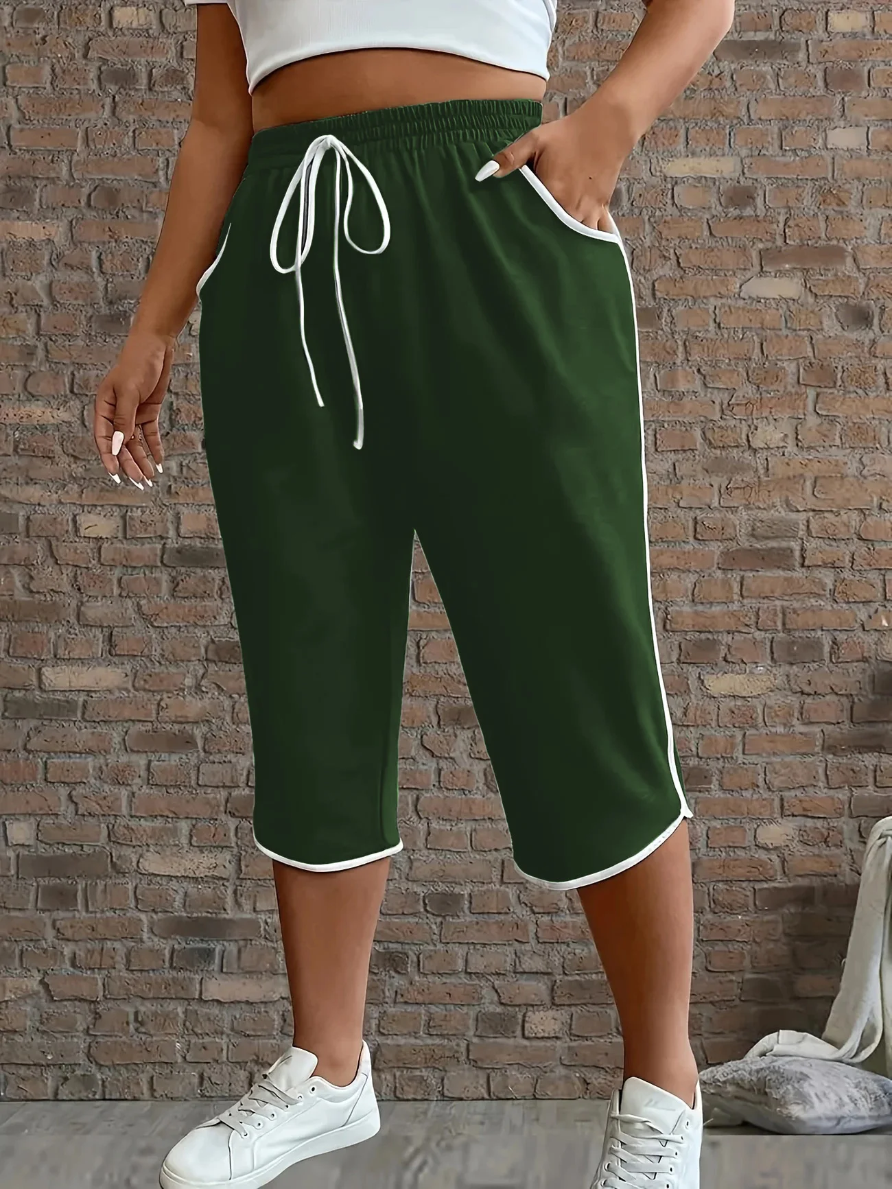 Plus Size Color-Block Cropped Pants