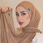 طرحة بأحجار لامعة مضلّعة