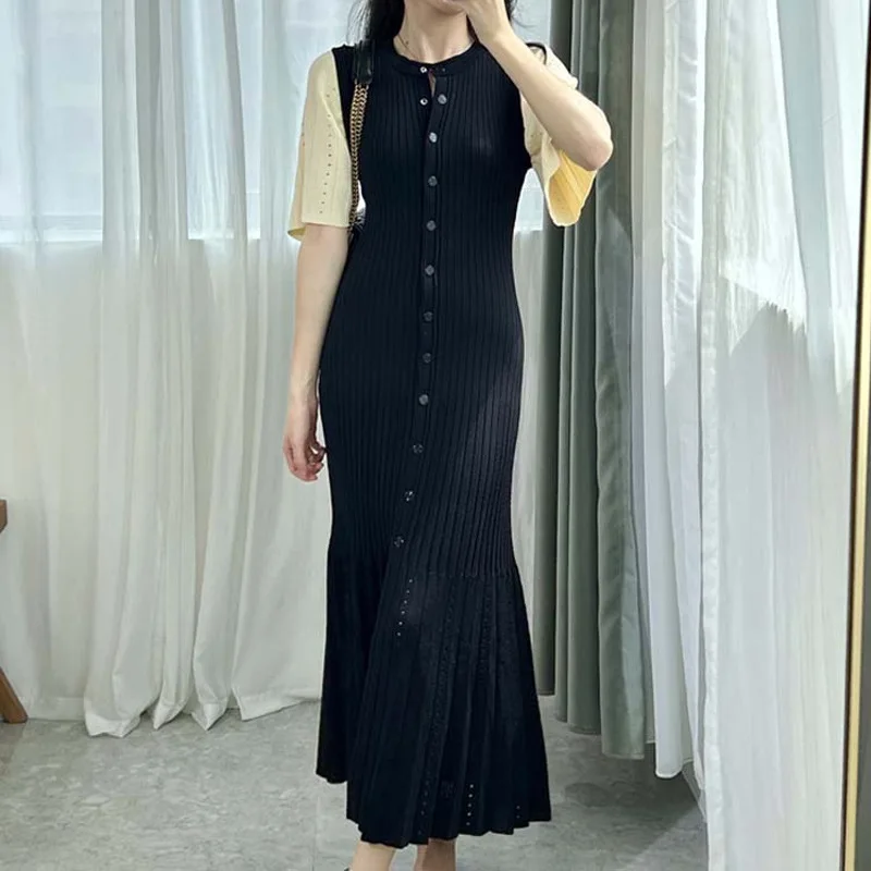 Elegant Figure-Hugging Dress