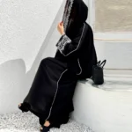 عباية مطرّزة بقصّة كيمونو