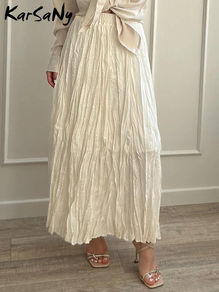 تنورة بليسيه بخصر عالٍ وذيل واسع