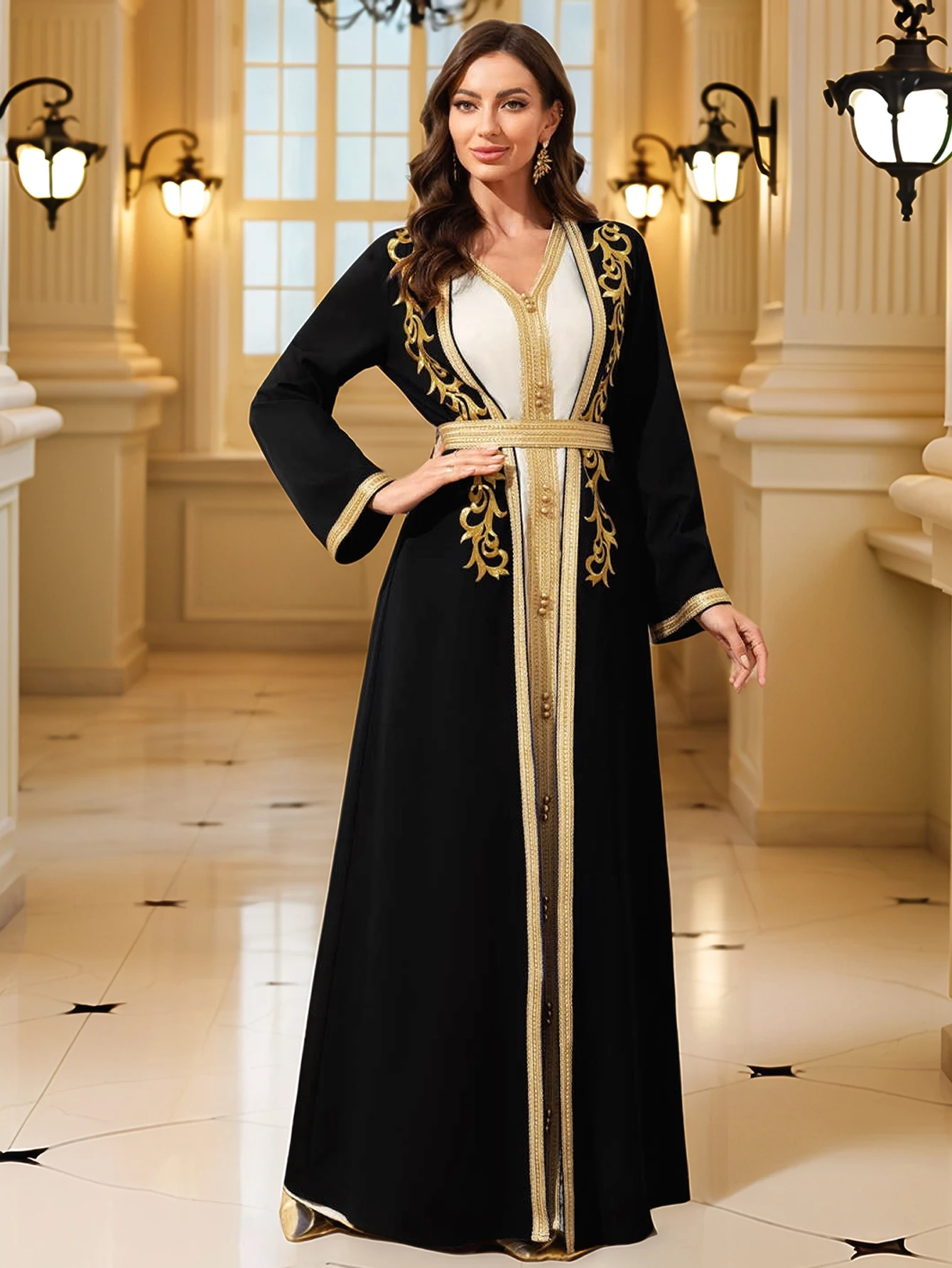 كافتان مغربي بتطريز ذهبي