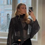 طقم قطعتين بنقشة منقّطة وياقة عالية وتنّورة طويلة — صورة 5