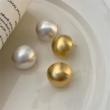 أقراط بطراز كلاسيكي