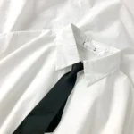 قميص أبيض بياقة وربطة عنق — صورة 5