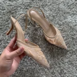 صندل نسائي بكعب وتطريز شبكي — صورة 4