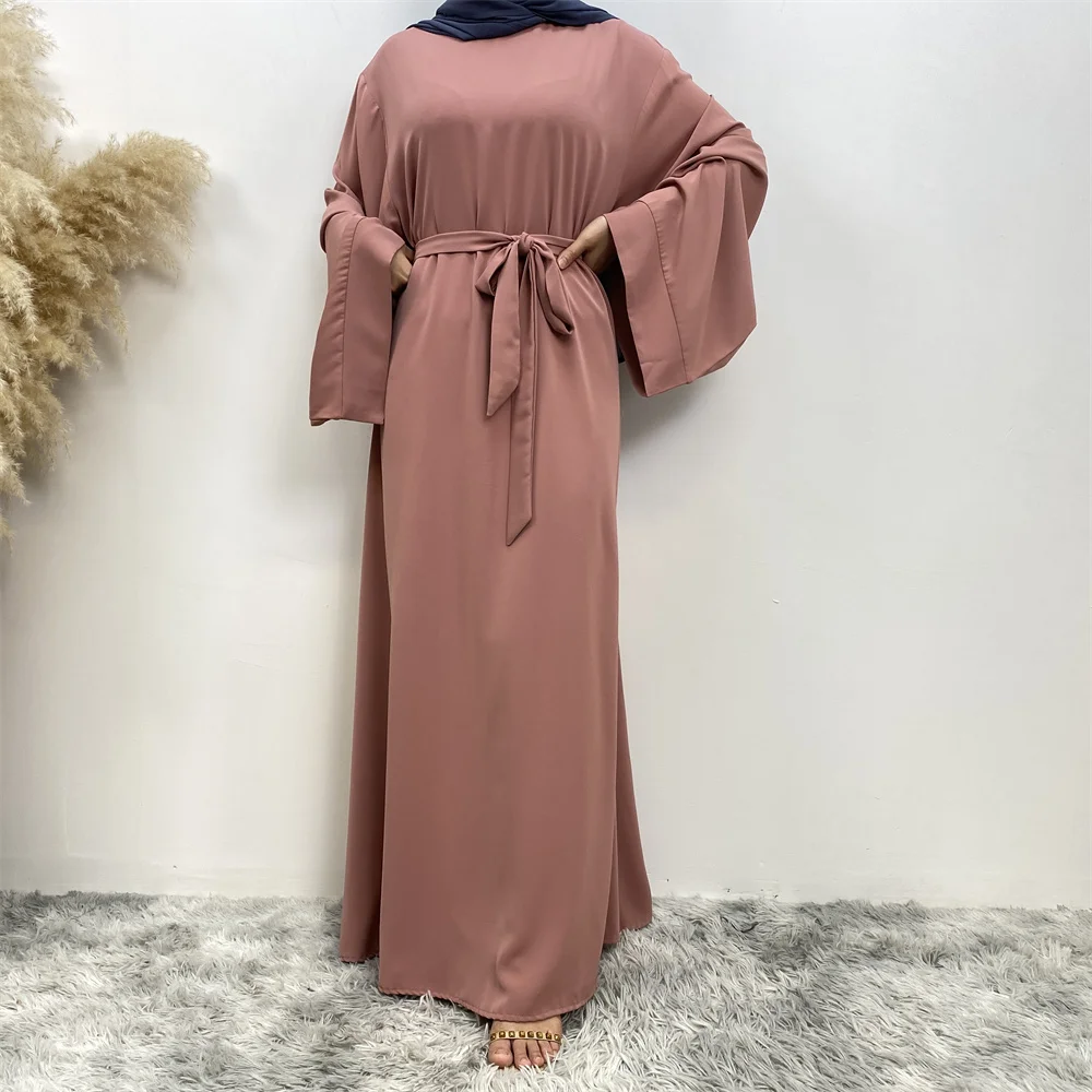 عباية عصرية بقصّة دبي