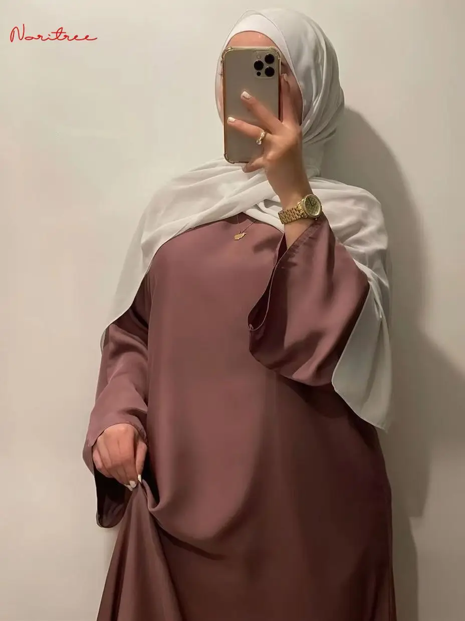 جلابية طويلة بقصّة واسعة