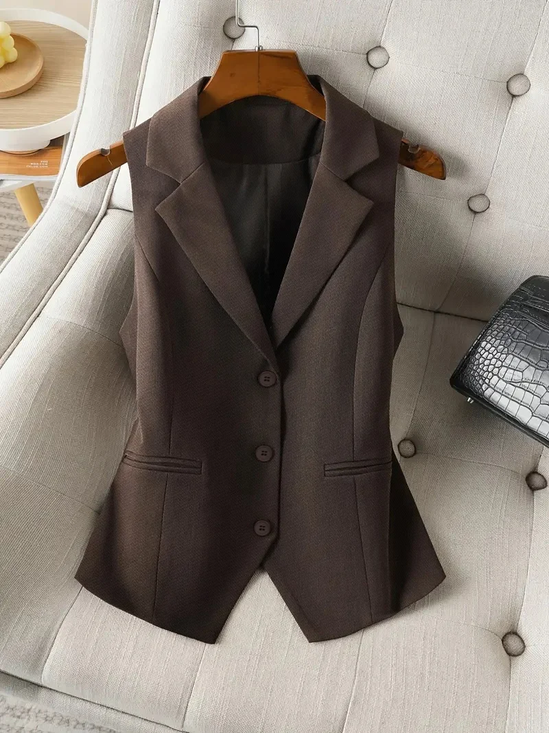 Sleeveless Vest with Classic Collar and Three Buttons