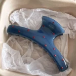 مشبكا شعر بنقشة منقّطة وفيونكة حمراء — صورة 5