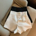 شورت أسود أنيق بقصّة عصرية — صورة 3