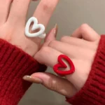 خاتم بقلب من المينا الأبيض والأحمر — صورة 4