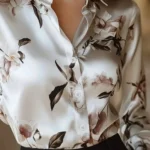 قميص بنقشة ورود ساتان أنيق