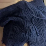 شورت شاطئ تريكو مفرّغ برباط — صورة 5