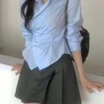 قميص بولو أبيض بقصّة غير متماثلة — صورة 6