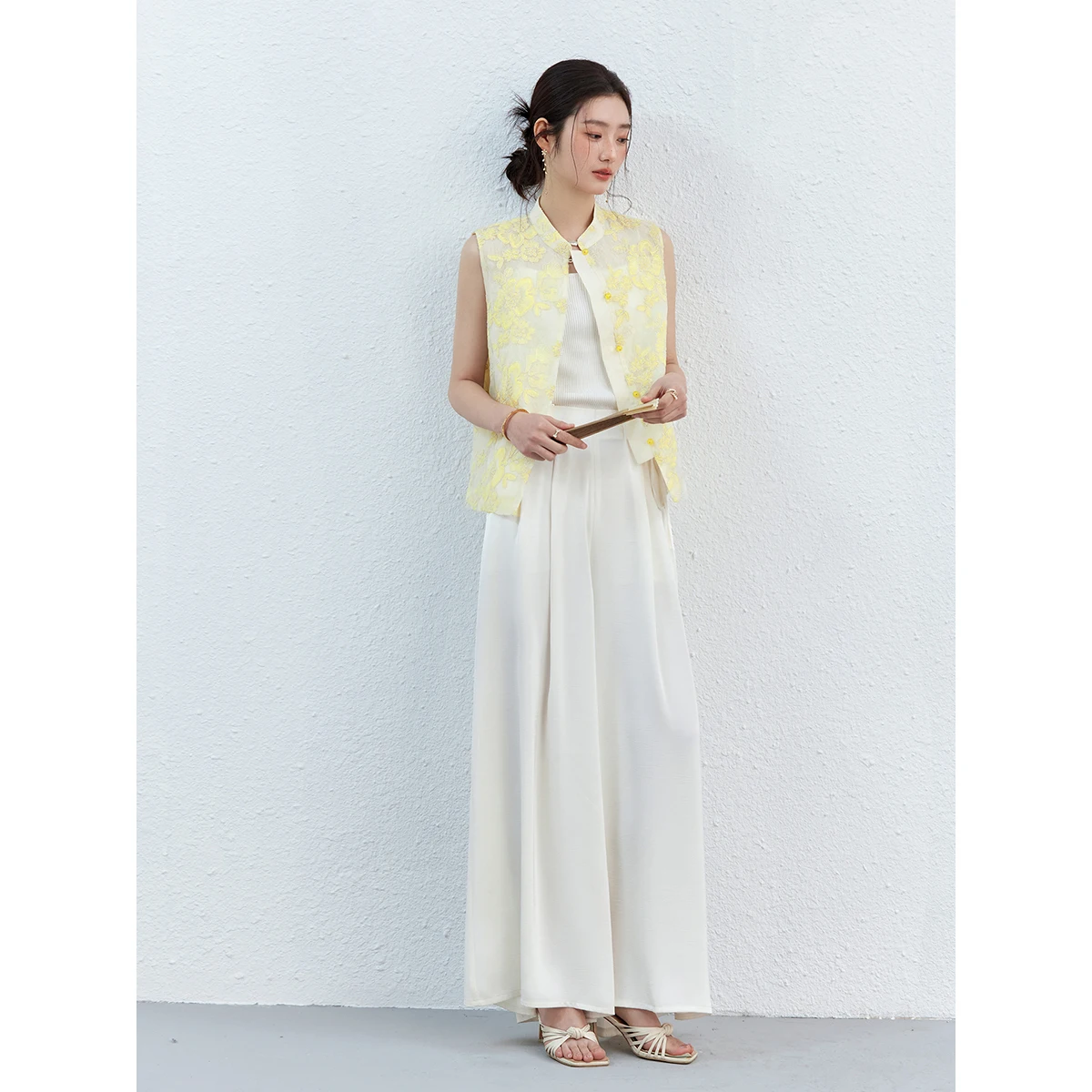 Sleeveless Summer Vest with Floral Embroidery and Front Buttons