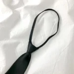 قميص أبيض بياقة وربطة عنق — صورة 3