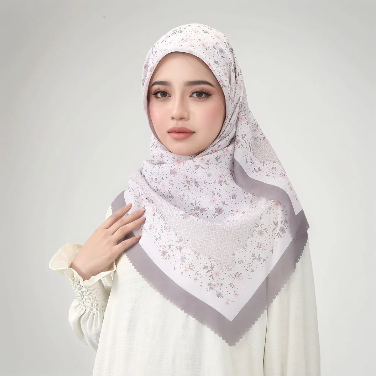 لفحة مربّعة بنقشة زهور متموّجة — صورة تفصيلية 18