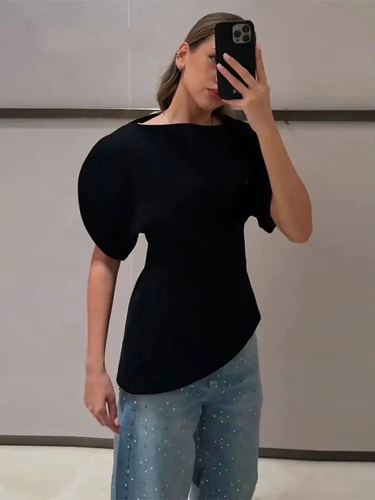 قميص أسود بأكمام منفوشة قصيرة