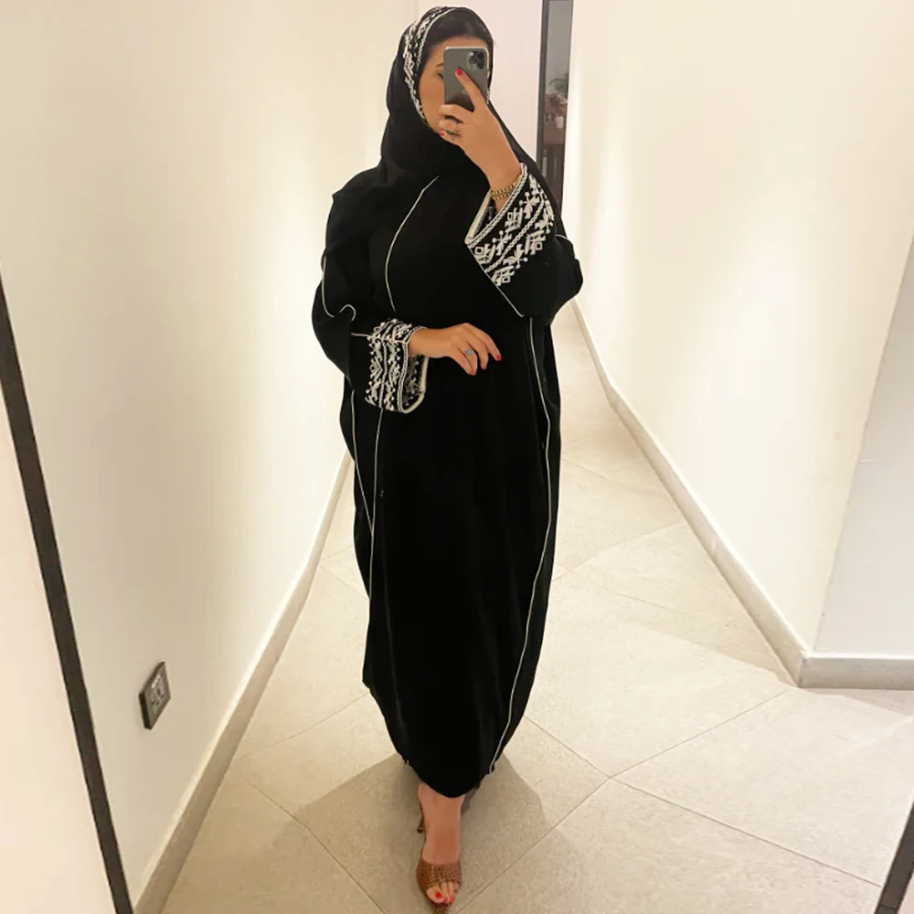 عباية مطرّزة بقصّة كيمونو