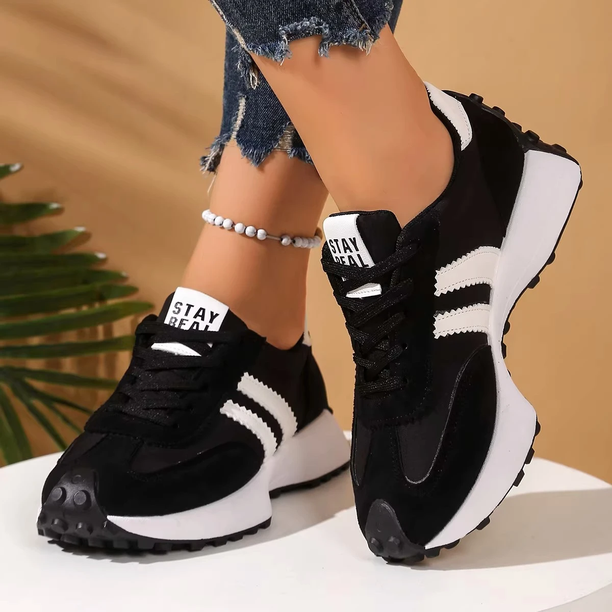 حذاء رياضي بشبك
