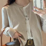 كارديجان بلون سادة بأزرار أمامية — صورة 4