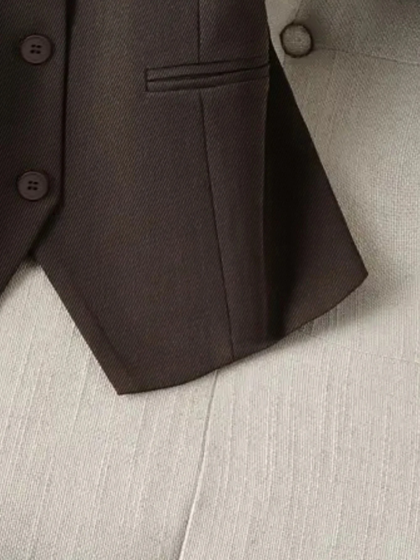 Sleeveless Vest with Classic Collar and Three Buttons