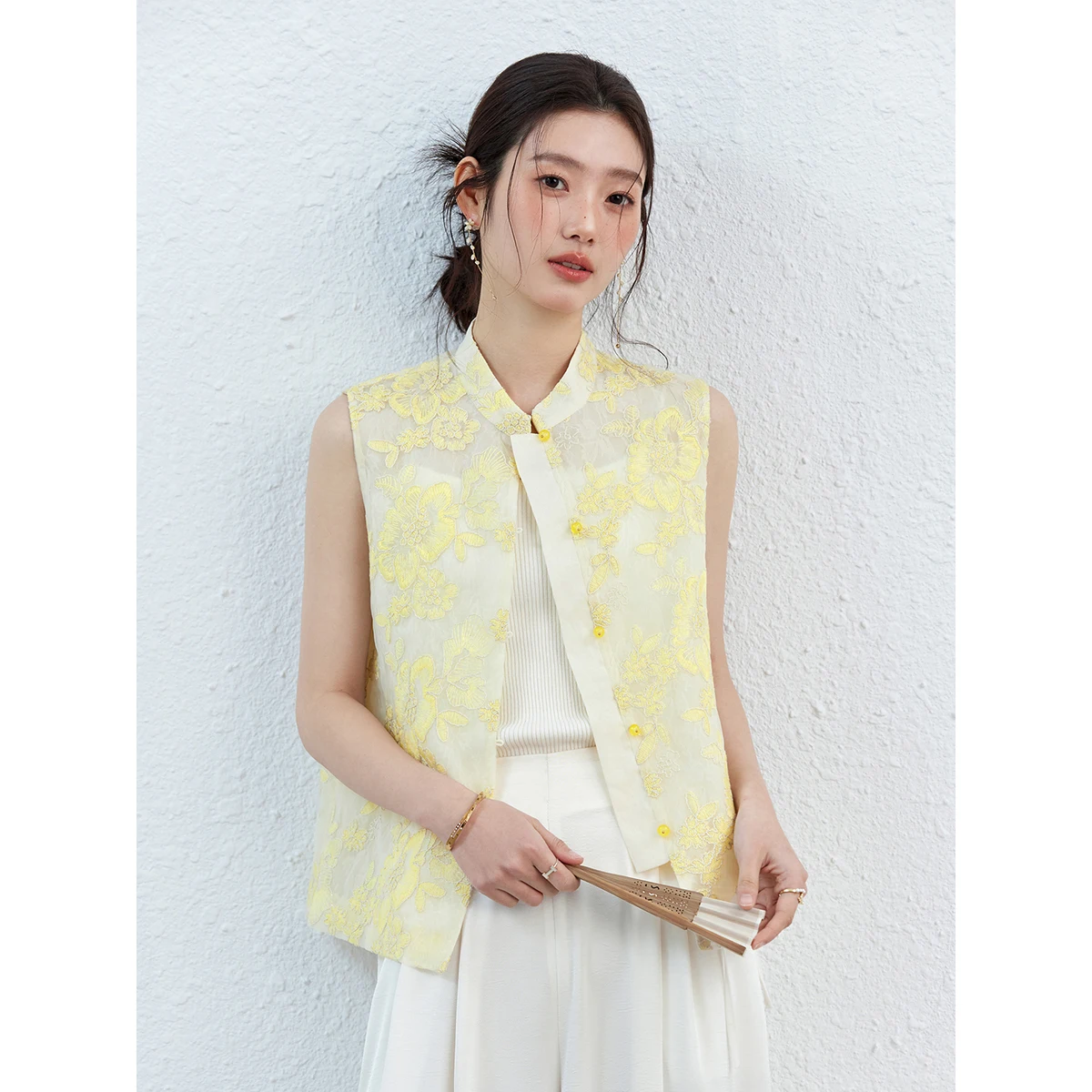 Sleeveless Summer Vest with Floral Embroidery and Front Buttons