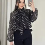 بلوزة منقّطة بياقة عالية وأكمام طويلة — صورة 2