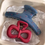 مشبكا شعر بنقشة منقّطة وفيونكة حمراء — صورة 6