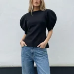 قميص أسود بأكمام منفوشة قصيرة